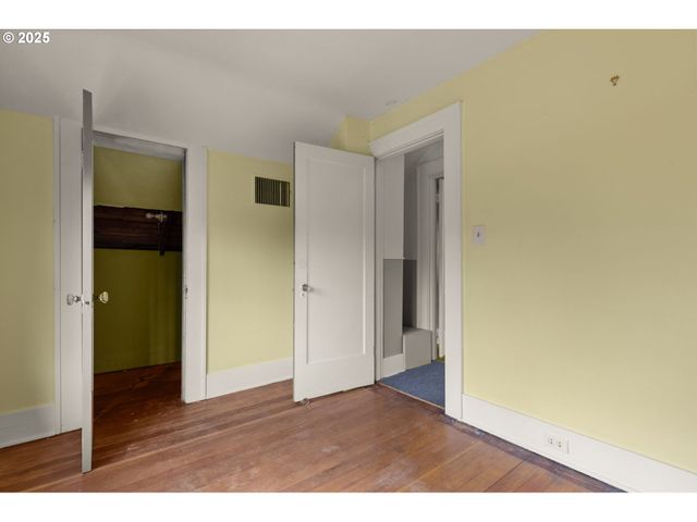 6055 E BURNSIDE St, Portland, OR 97215