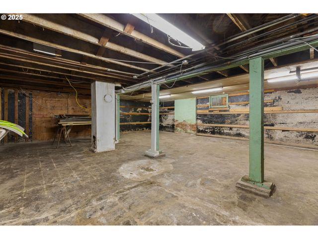 6055 E BURNSIDE St, Portland, OR 97215