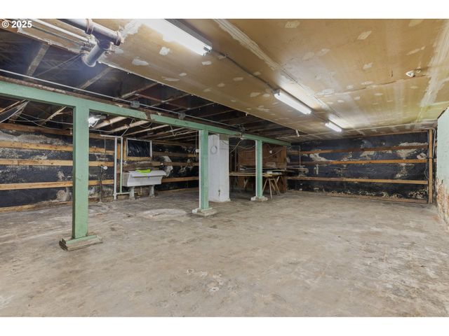 6055 E BURNSIDE St, Portland, OR 97215