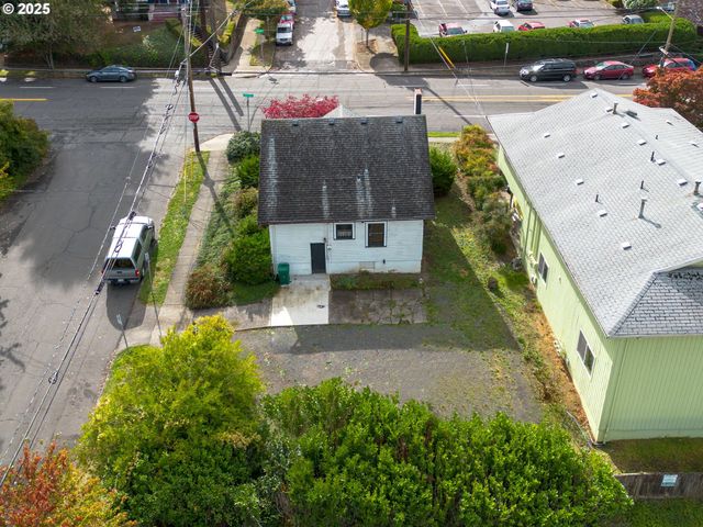 6055 E BURNSIDE St, Portland, OR 97215