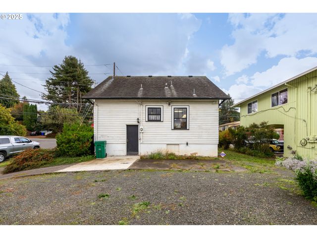 6055 E BURNSIDE St, Portland, OR 97215