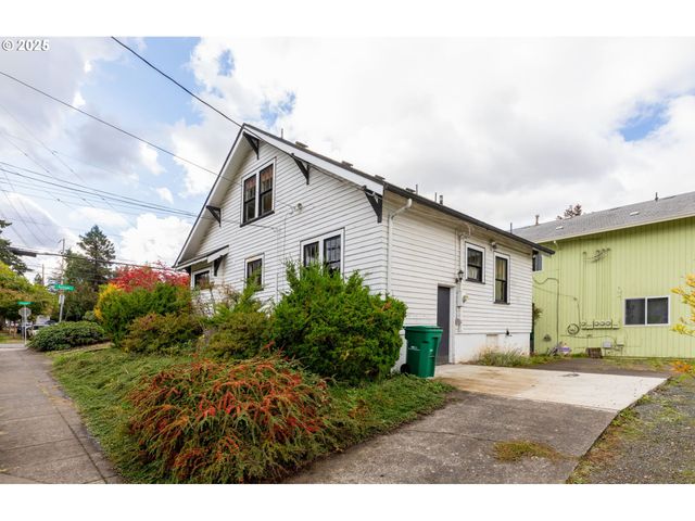 6055 E BURNSIDE St, Portland, OR 97215