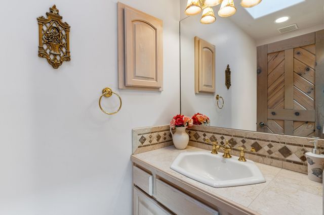 817 Camino Vistas Encantada, Santa Fe, NM 87507