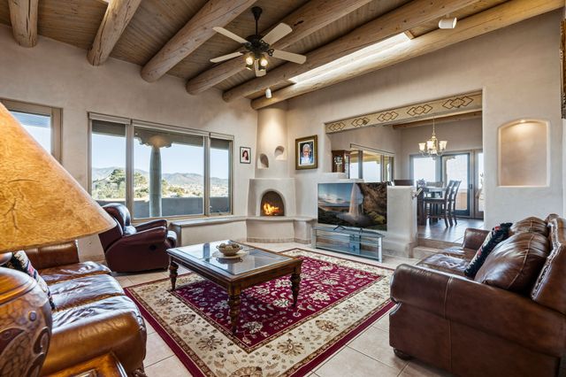 817 Camino Vistas Encantada, Santa Fe, NM 87507