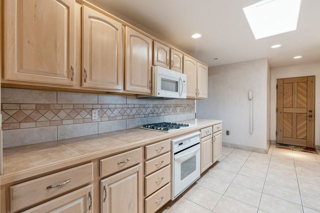 817 Camino Vistas Encantada, Santa Fe, NM 87507