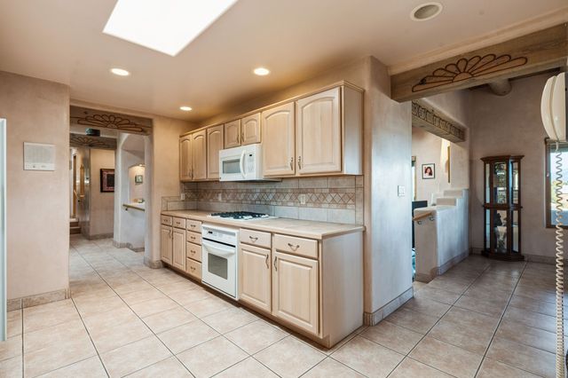 817 Camino Vistas Encantada, Santa Fe, NM 87507