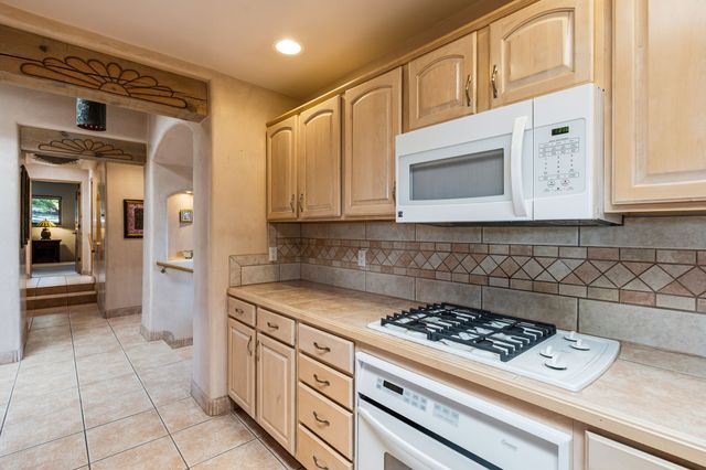 817 Camino Vistas Encantada, Santa Fe, NM 87507