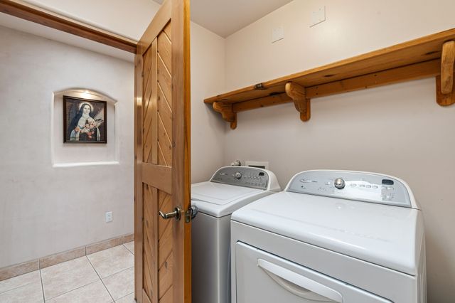 817 Camino Vistas Encantada, Santa Fe, NM 87507