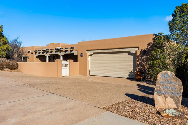 817 Camino Vistas Encantada, Santa Fe, NM 87507
