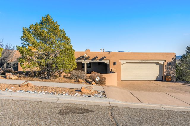 817 Camino Vistas Encantada, Santa Fe, NM 87507