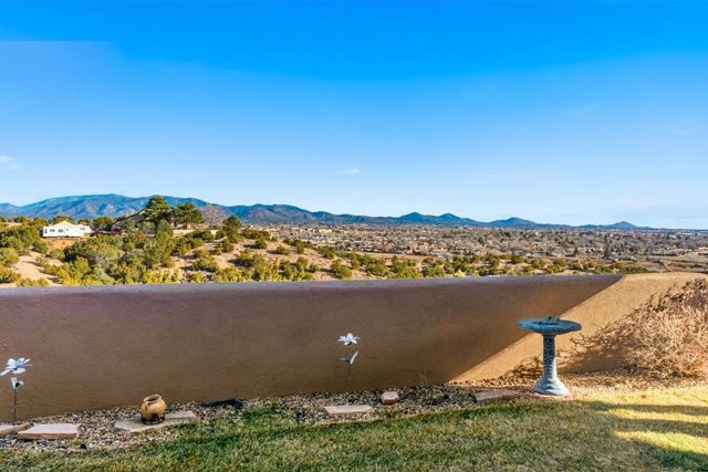 817 Camino Vistas Encantada, Santa Fe, NM 87507