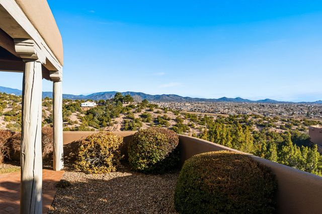 817 Camino Vistas Encantada, Santa Fe, NM 87507