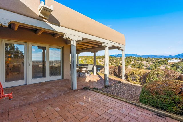817 Camino Vistas Encantada, Santa Fe, NM 87507