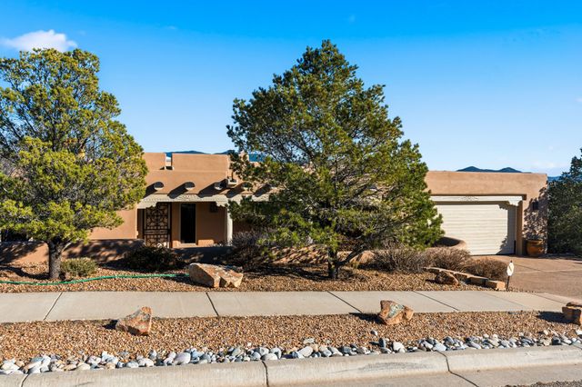 817 Camino Vistas Encantada, Santa Fe, NM 87507