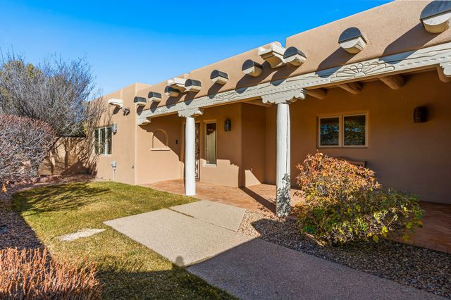 817 Camino Vistas Encantada, Santa Fe, NM 87507
