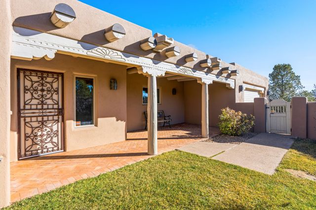 817 Camino Vistas Encantada, Santa Fe, NM 87507