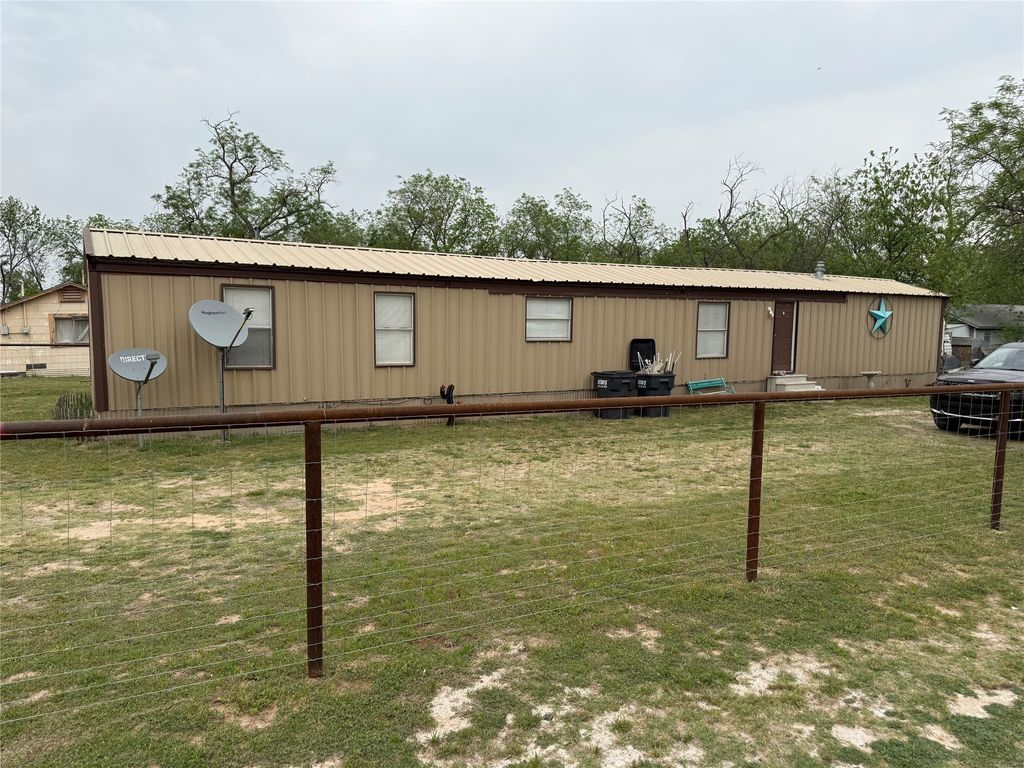 1041 Ladelle Street, De Leon, TX 76444