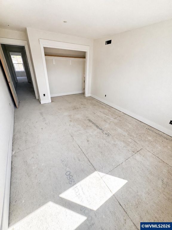 Image 10 of property listing at 848 W Grant St, Carlton, OR 97111