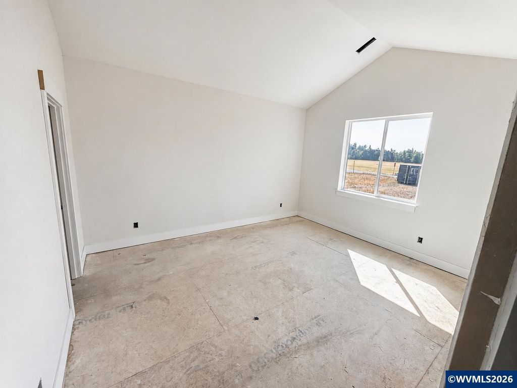 Image 5 of property listing at 848 W Grant St, Carlton, OR 97111