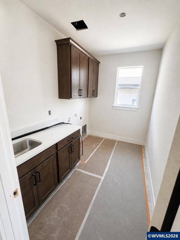 Image 7 of property listing at 848 W Grant St, Carlton, OR 97111
