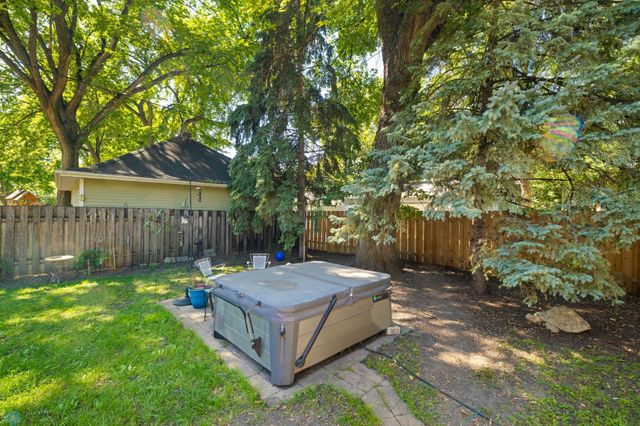 911 8th Street S, Fargo, ND 58103