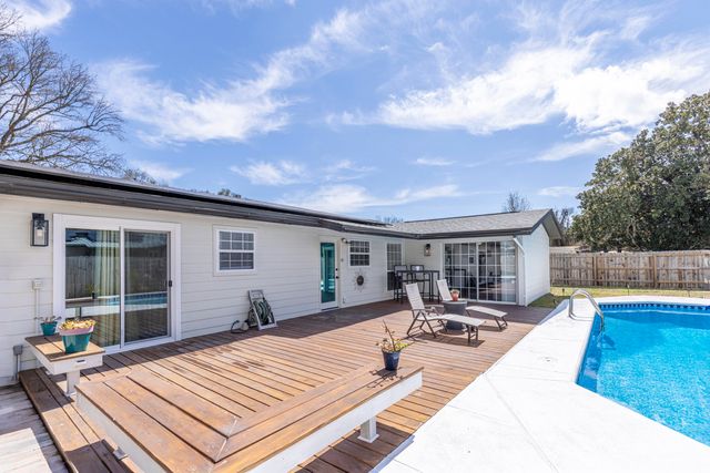 17 Oak Lane, Shalimar, FL 32579