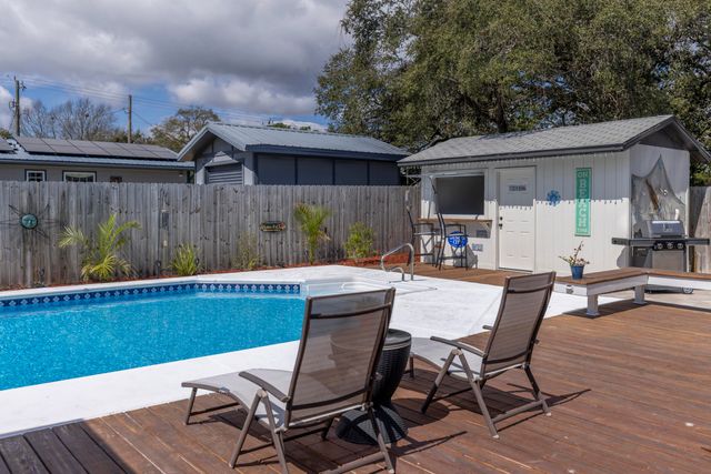 17 Oak Lane, Shalimar, FL 32579