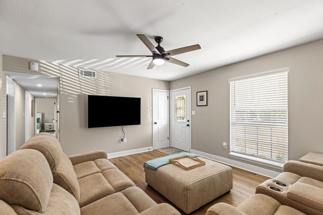 17 Oak Lane, Shalimar, FL 32579