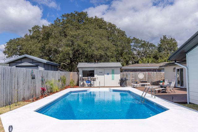 17 Oak Lane, Shalimar, FL 32579