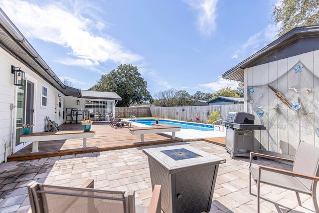 17 Oak Lane, Shalimar, FL 32579