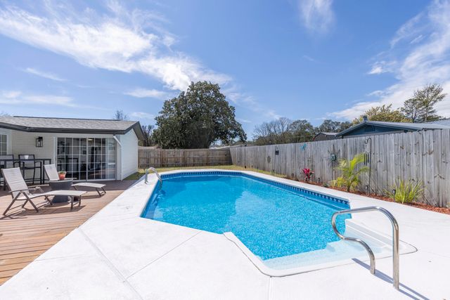 17 Oak Lane, Shalimar, FL 32579