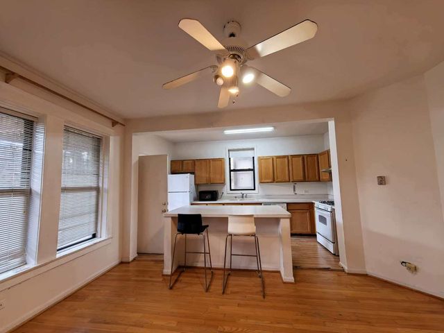 651 E 50th Place 1W, Chicago, IL 60615