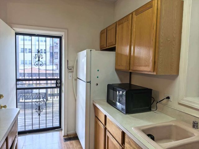 651 E 50th Place 1W, Chicago, IL 60615