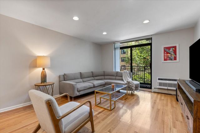 3900 N Pine Grove Avenue 209, Chicago, IL 60613