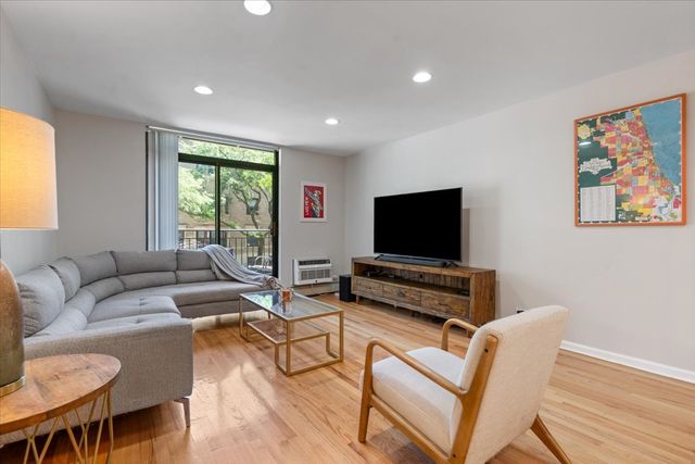 3900 N Pine Grove Avenue 209, Chicago, IL 60613