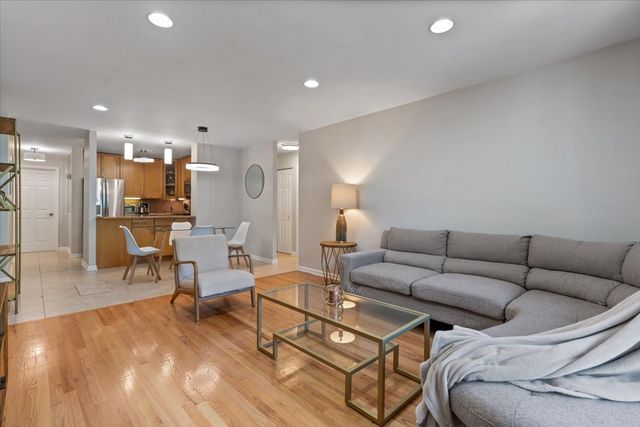 3900 N Pine Grove Avenue 209, Chicago, IL 60613