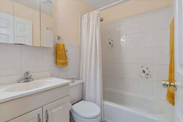 3900 N Pine Grove Avenue 209, Chicago, IL 60613