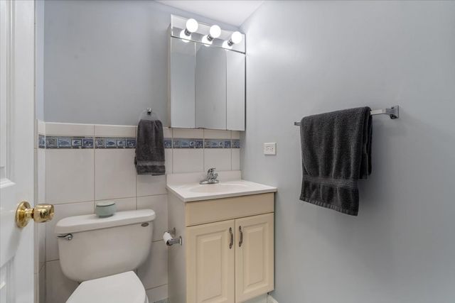 3900 N Pine Grove Avenue 209, Chicago, IL 60613