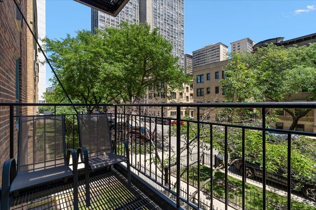 3900 N Pine Grove Avenue 209, Chicago, IL 60613