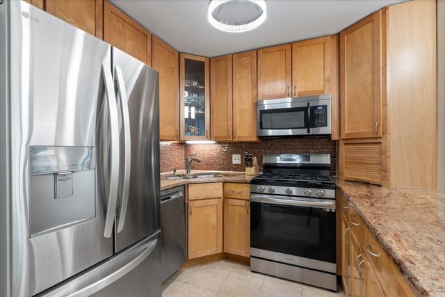 3900 N Pine Grove Avenue 209, Chicago, IL 60613