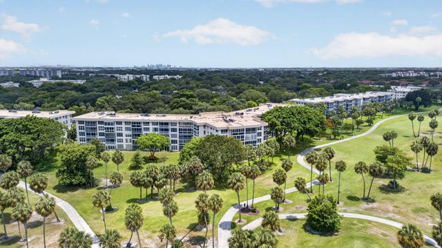 3960 Oaks Clubhouse 110, Pompano Beach, FL 33069