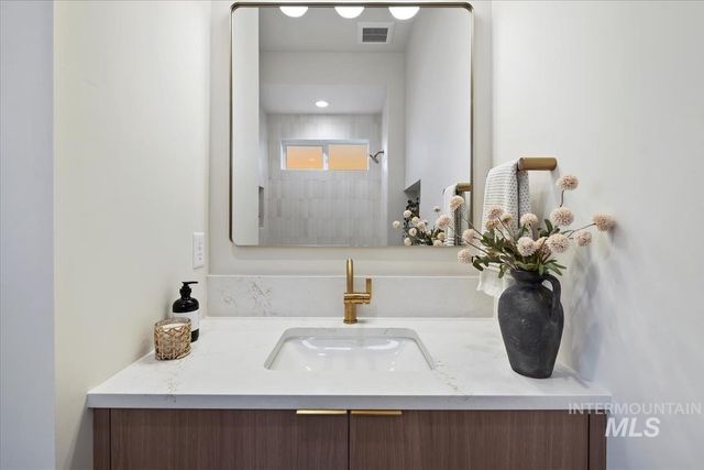 2407 N Buhrstone Ave, Eagle, ID 83616