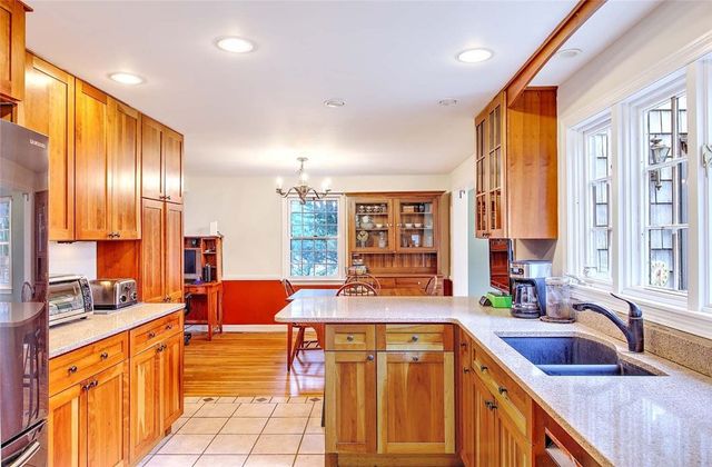 9 KNAPTON Street, Barrington, RI 02806