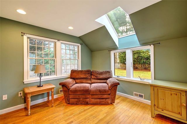 9 KNAPTON Street, Barrington, RI 02806