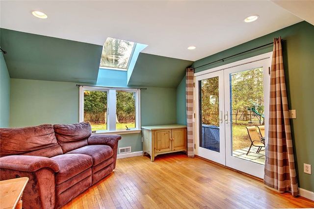 9 KNAPTON Street, Barrington, RI 02806