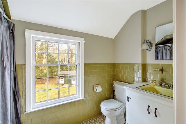 9 KNAPTON Street, Barrington, RI 02806