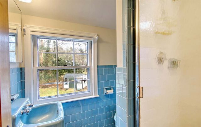 9 KNAPTON Street, Barrington, RI 02806