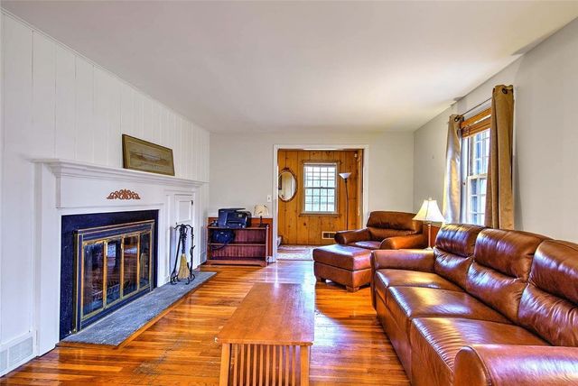 9 KNAPTON Street, Barrington, RI 02806