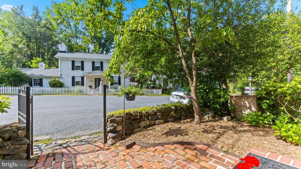 Image 7 of property listing at 5025 WETHEREDSVILLE RD, Baltimore, MD 21207