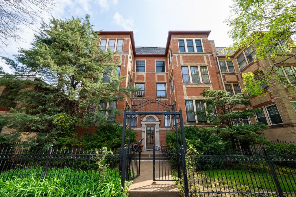 Image 1 of property listing at 426 S Maple Avenue 2S, Oak Park, IL 60302